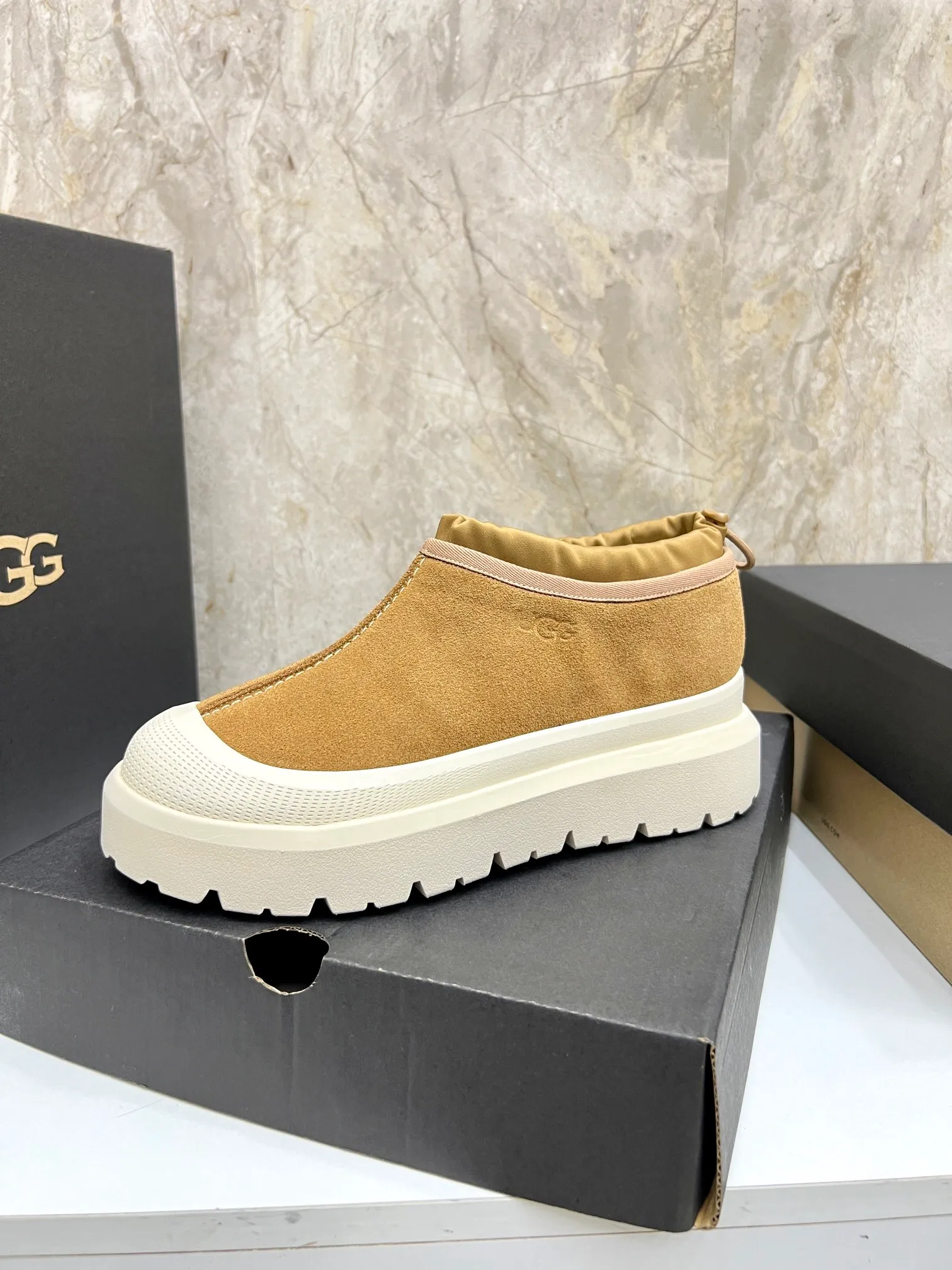 Men's men's shoes💰: 💰540💰Couple model👫 UGG Tasman Weather Hybrid one-second snow boots👢 Wang Yibo's same 👏 classic Tasman shoe is designed with environmentally friendly waterproof and snowproof material, which is both fashionable and functional. At the same time, it is paired with the new UGG Keen furry color-blocked jacket. Bright orange and maroon collide to create a new light outdoor style and open up a new travel experience in early autumn! Using the best materials, the 17mm fur-integrated surface is warmer and more breathable, and the outsole is upgraded to a lightweight and wear-resistant light wing technology outsole! Size: Women’s size 35-40 / Men’s size 38–44 (45 customized) Official website color
